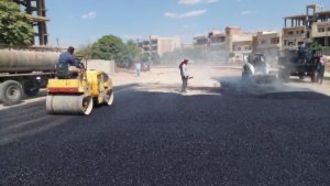 استمرار صيانة الطرق بالمجبول الزفتي في ناحية ديرك