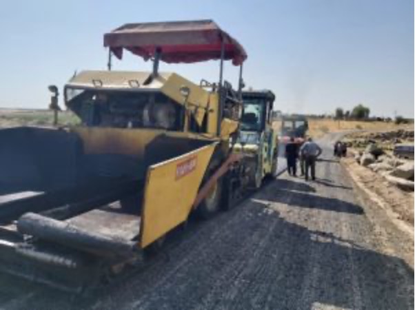 تزفيت الطريق بين مزار الشهداء وقرية رحانيك في بلدة عين ديوار