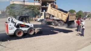 استمرار صيانة الطرق بالمجبول الزفتي في ناحية ديرك
