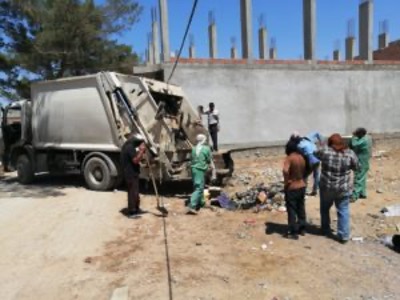 سيارة النظافة تقوم بجولتها الاعتيادية في ناحية زركان