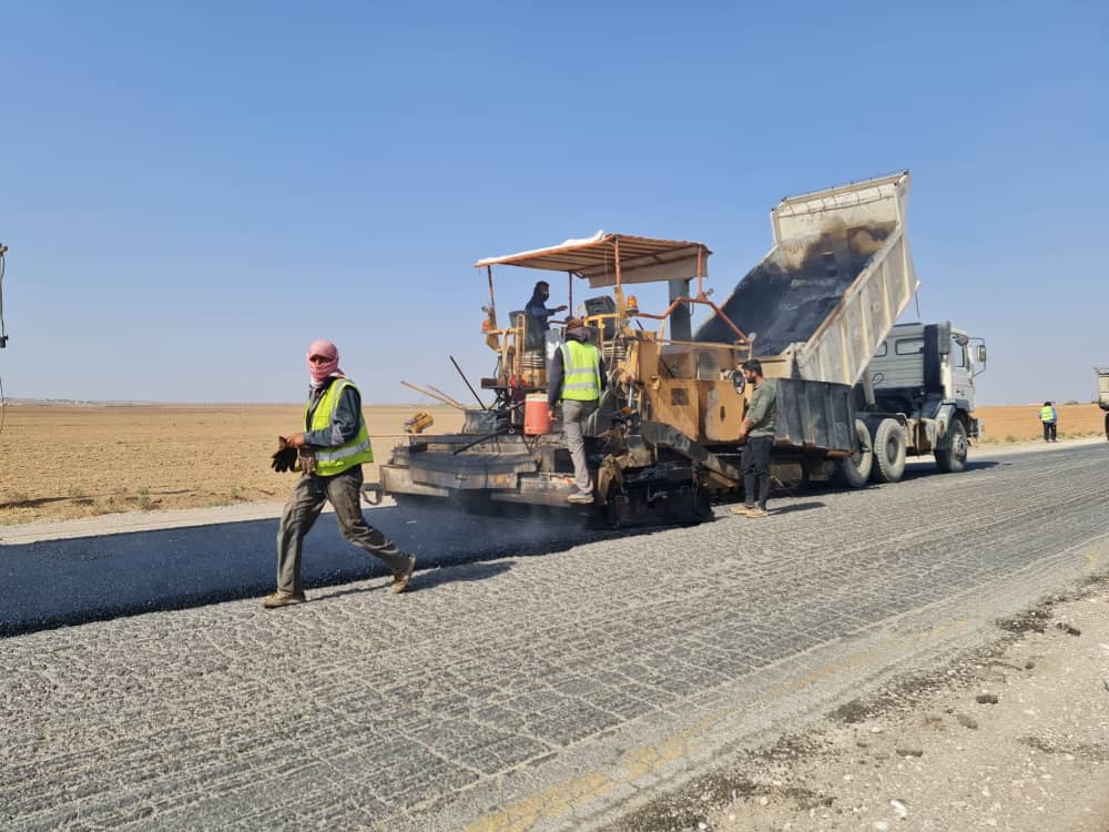 الاستمرار بتعبيد طريق حسكة الدرباسية