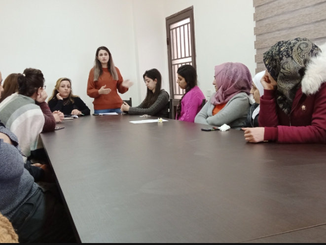 إعطاء محاضرة لمناهضة العنف ضد المرأة في قامشلو