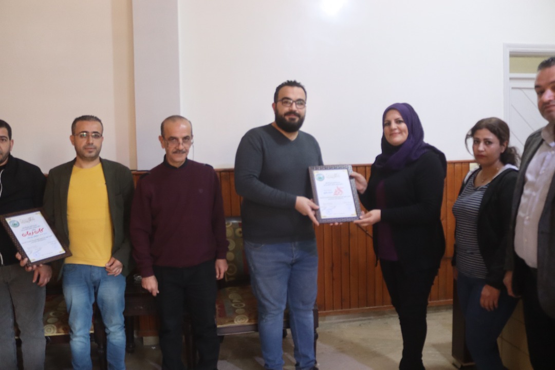 مكتب الصحة يكرم عدداً من أصحاب المحال التجارية لالتزامهم بالشروط الصحية