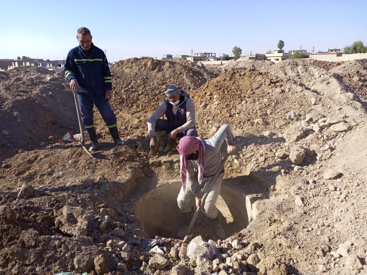 فتح وتعزيل ( ٣٥ ) خط صرف صحي في ناحية عامودا